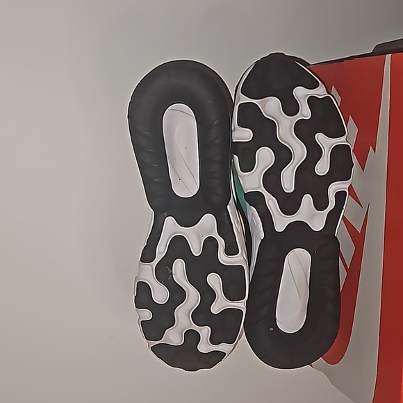 NIKE Air Max 270 React (GS) Youth Size 4 (4Y) - Picture 4 of 8